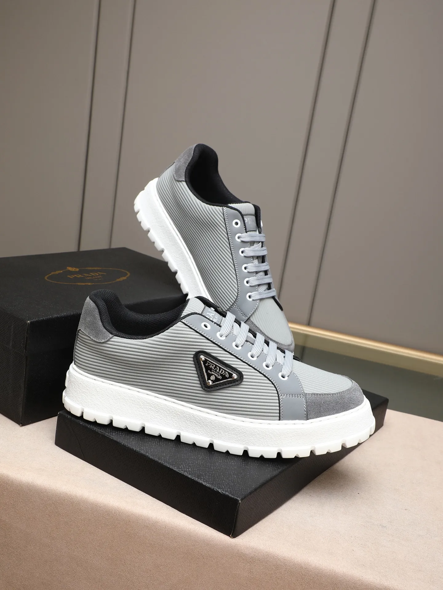Men's Men's Shoes 💰440 Prada/Prada Men's new casual shoes, this sports shoe is made of imported calfskin upper with breathable mesh and breathable mesh lining. The foot pads are made of sheepskin, and the outsole is made of non-slip sports exclusive rubber outsole with logo. It feels good on the feet and is a fashionable item! Size: 38-44 (45 customized)